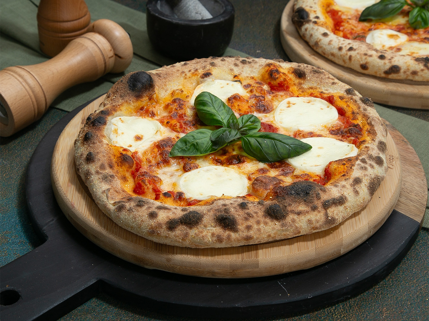 Mozzarella peynirli ve Taze Fesleğenli Pizza